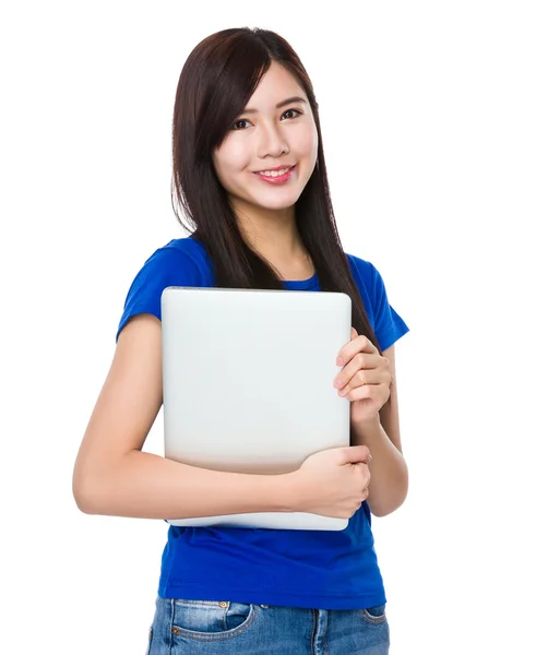 Aziatische jonge vrouw in blauw t-shirt — Stockfoto