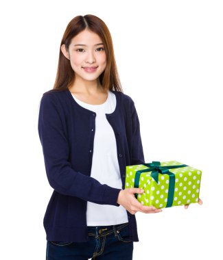 Asya genç kadın mavi hırka