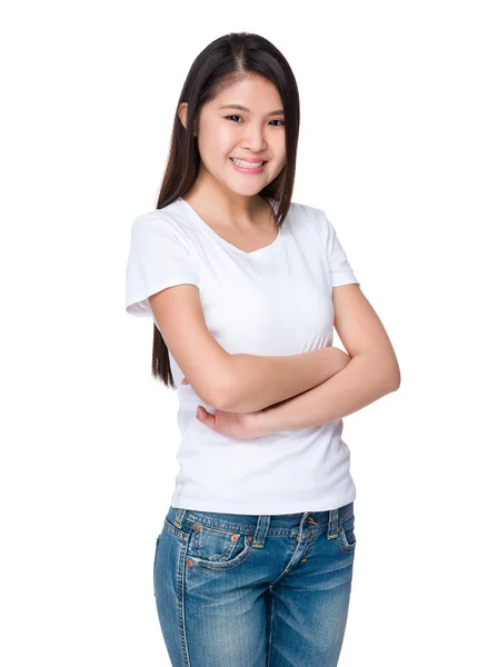 Asiatische junge Frau im weißen T-Shirt — Stockfoto