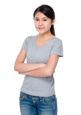 Asyalı genç kadın içinde gri t-shirt