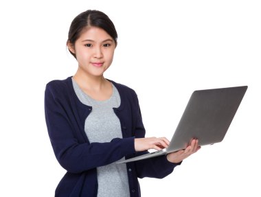 Asya genç kadın mavi hırka