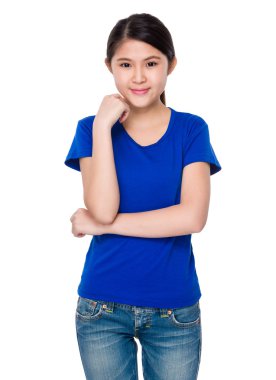 Asyalı genç kadın mavi tişört içinde