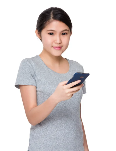 Mujer joven asiática en camiseta gris — Foto de Stock