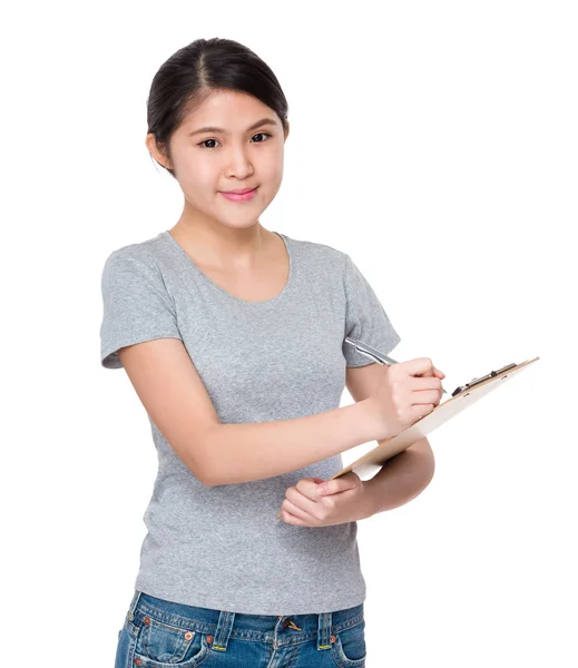 Asiatiska ung kvinna i grå t-shirt — Stockfoto