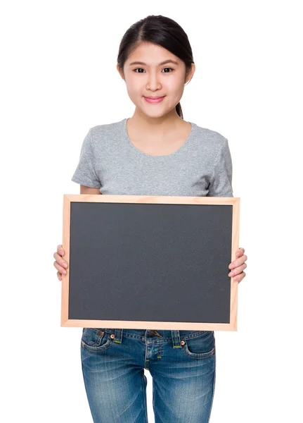 Asiatische junge Frau im grauen T-Shirt — Stockfoto