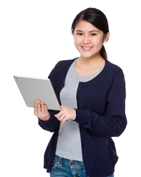 Asiática joven mujer en azul cárdigan — Foto de Stock