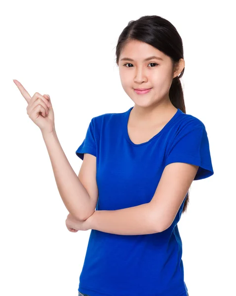 Asiática joven mujer en azul camiseta — Foto de Stock