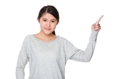 gri süveterli Asyalı genç kadın