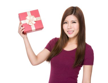 kırmızı t-shirt Asyalı genç kadın