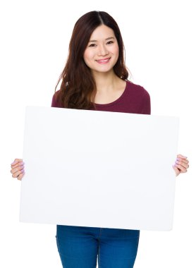 kırmızı t-shirt Asyalı genç kadın