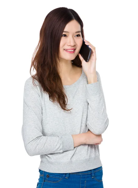 Asiatische junge Frau im grauen Pullover — Stockfoto