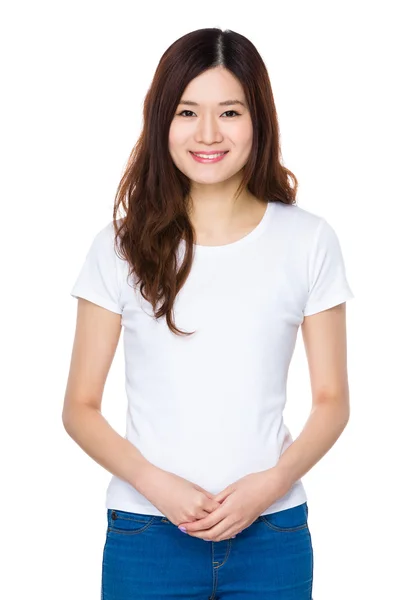 Asiatiska ung kvinna i vit t-shirt — Stockfoto