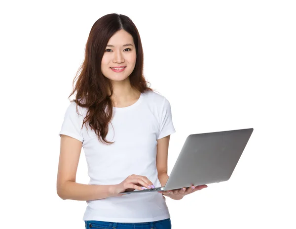 Mujer joven asiática en camiseta blanca — Foto de Stock