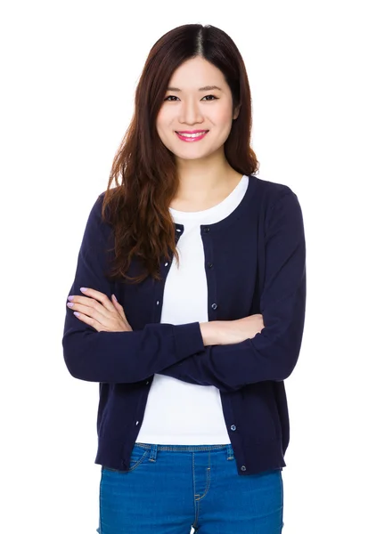 Asiatische junge Frau in blauer Strickjacke — Stockfoto