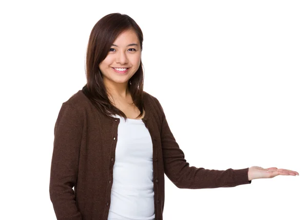 亚洲的年轻女子，在棕色的羊毛衫 — 图库照片