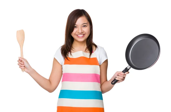 Aziatische jonge huisvrouw in schort — Stockfoto