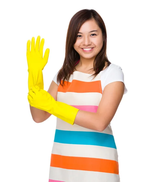 Asian young housewife in apron — Stock Photo, Image