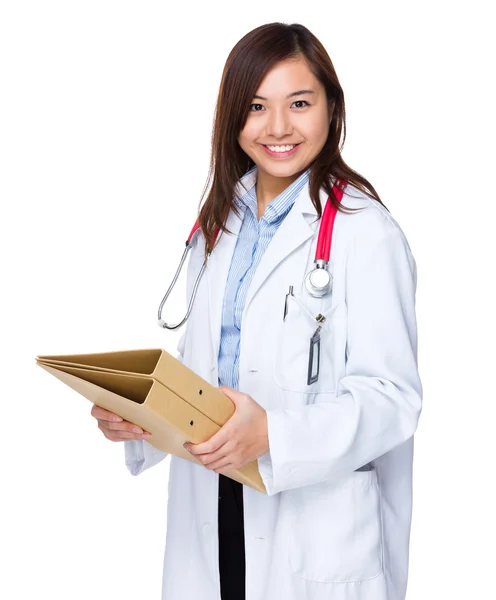 Asiatique femme médecin en blanc manteau — Photo