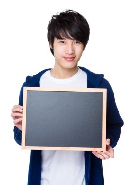 Mavi kazaklı Asya genç adam