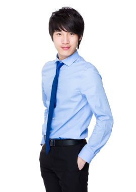 Mavi gömlekli Asya genç işadamı