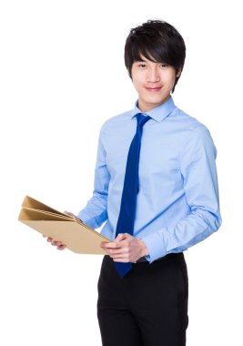 Mavi gömlekli Asya genç işadamı