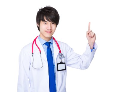 Asyalı erkek doktor beyaz ceket