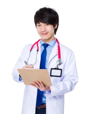 Asyalı erkek doktor beyaz ceket