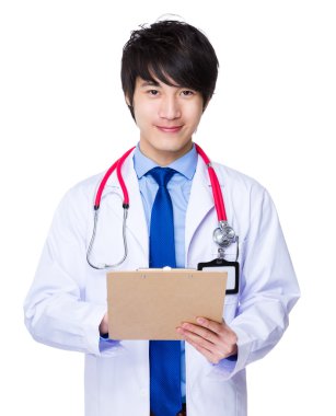 Asyalı erkek doktor beyaz ceket