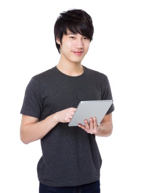 Asya genç adam gri t-shirt