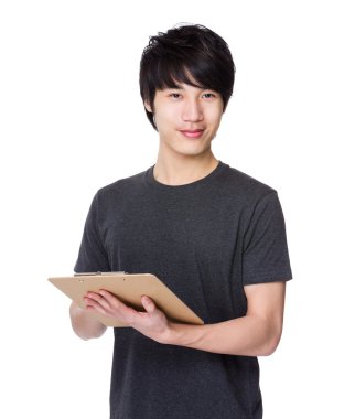 Asya genç adam gri t-shirt