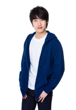 Mavi kazaklı Asya genç adam