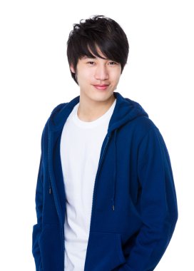 Mavi kazaklı Asya genç adam