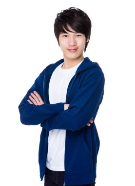 Mavi kazaklı Asyalı genç kadın