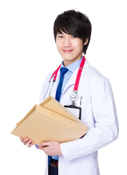 Азіатський лікар чоловічої статі в білому пальто — стокове фото