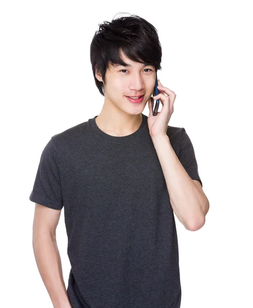 Азиатский юноша в серой футболке — стоковое фото