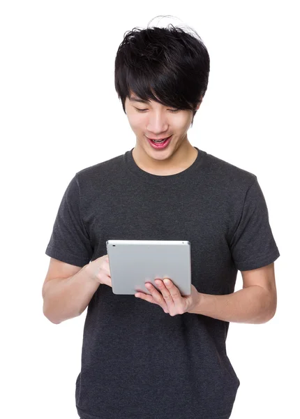 Asijské mladý muž v šedivé tričko — Stock fotografie