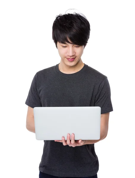 Asiatiska ung man i grå t-shirt — Stockfoto