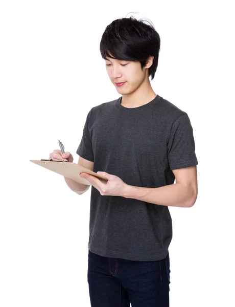 Asiatischer junger Mann im grauen T-Shirt — Stockfoto