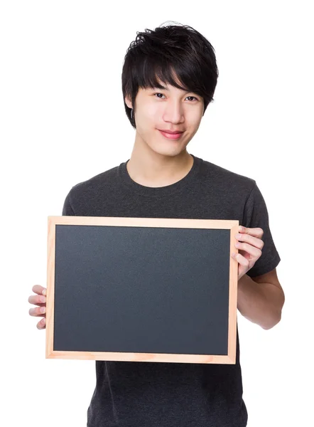 Азиатский юноша в серой футболке — стоковое фото