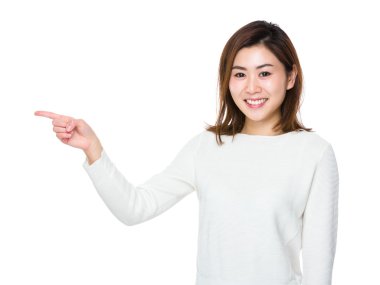 Beyaz kazaklı Asyalı genç kadın