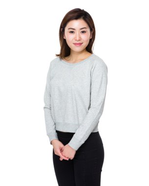 gri süveterli Asyalı genç kadın