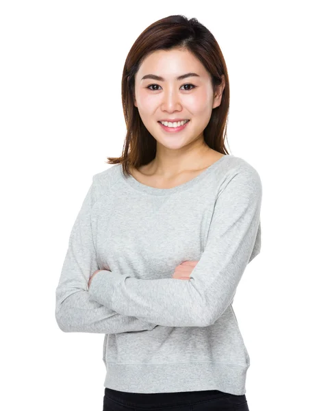 Asiatische junge Frau im grauen Pullover — Stockfoto