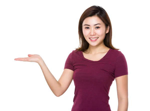 लाल टी-शर्ट में एशियाई युवा महिला — स्टॉक फ़ोटो, इमेज