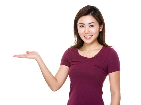 Asiático jovem mulher em vermelho t-shirt — Fotografia de Stock