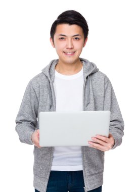 Asya genç adam gri süveterli