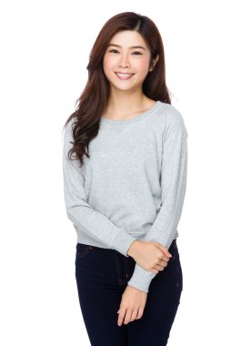 gri süveterli Asyalı genç kadın