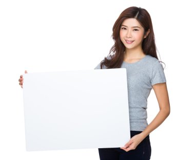 Asyalı genç kadın içinde gri t-shirt