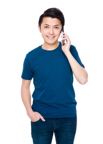 Asiatischer junger Mann im blauen T-Shirt — Stockfoto