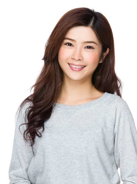 Mujer joven asiática en suéter gris — Foto de Stock