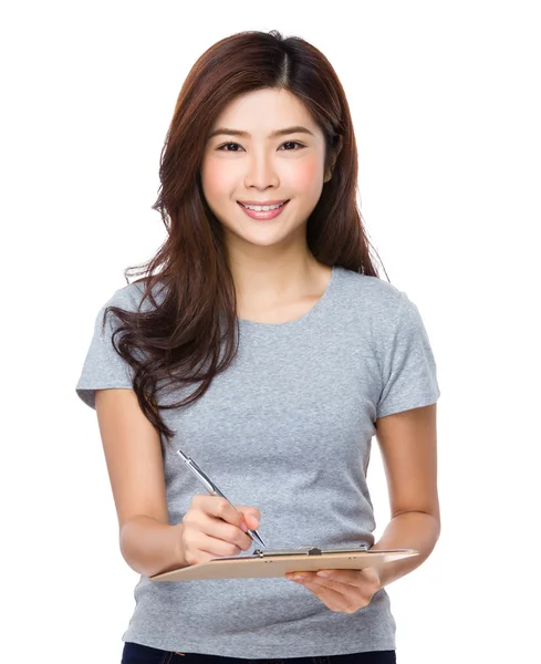 Asiatiska ung kvinna i grå t-shirt — Stockfoto